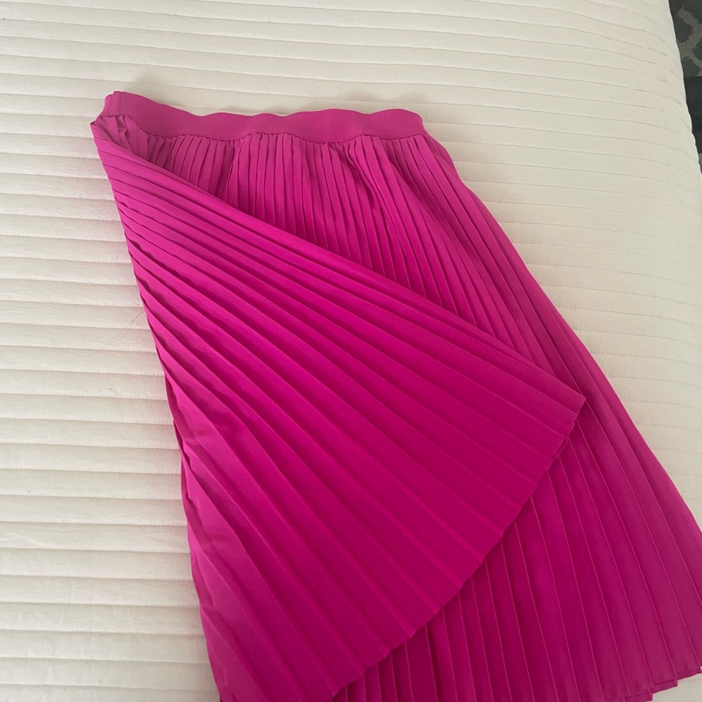 Pink pleated skirt